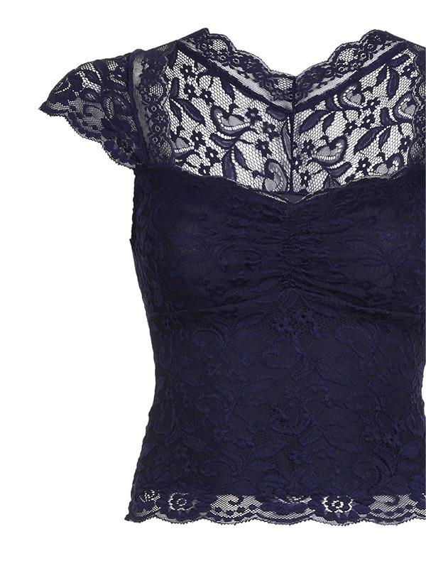 Anaëlle – Lace Tee with a Twist