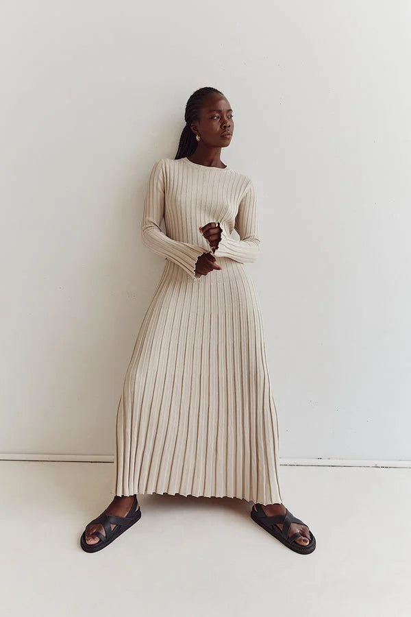 Elara – Gebreide Midi Jurk met Lange Mouwen