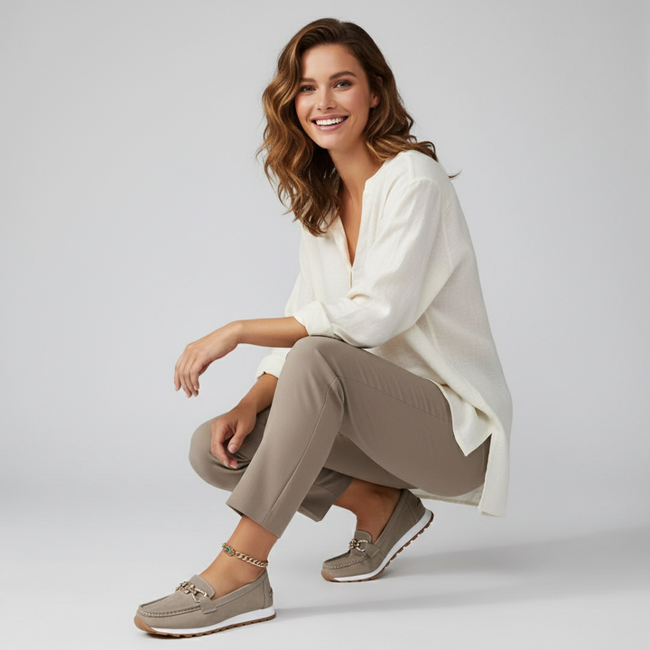 Aleida leren mocassins voor dames met gouden gesp, elegant en comfortabel