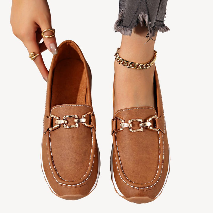 Aleida leren mocassins voor dames met gouden gesp, elegant en comfortabel