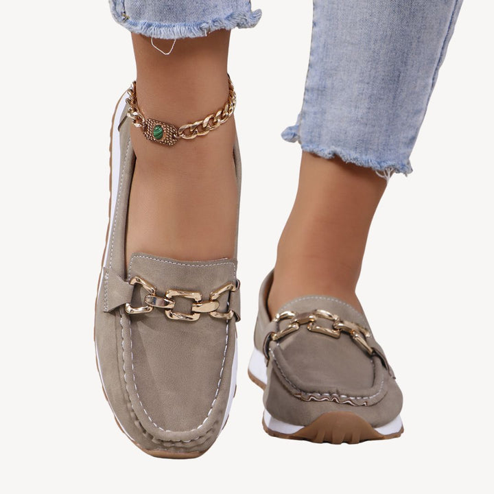 Aleida leren mocassins voor dames met gouden gesp, elegant en comfortabel