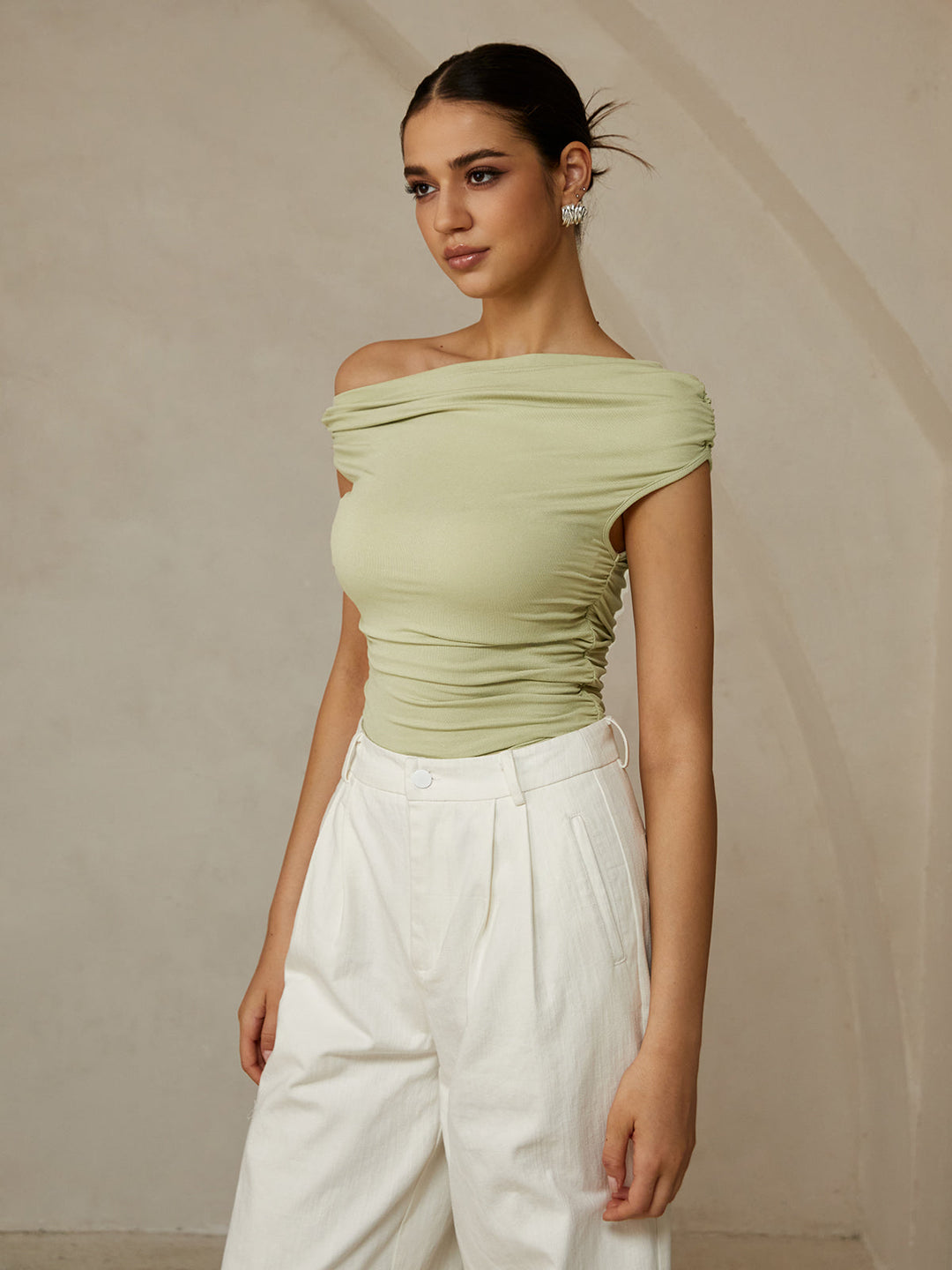 Elena – Mouwloze Rib Top Met Asymmetrische Halslijn