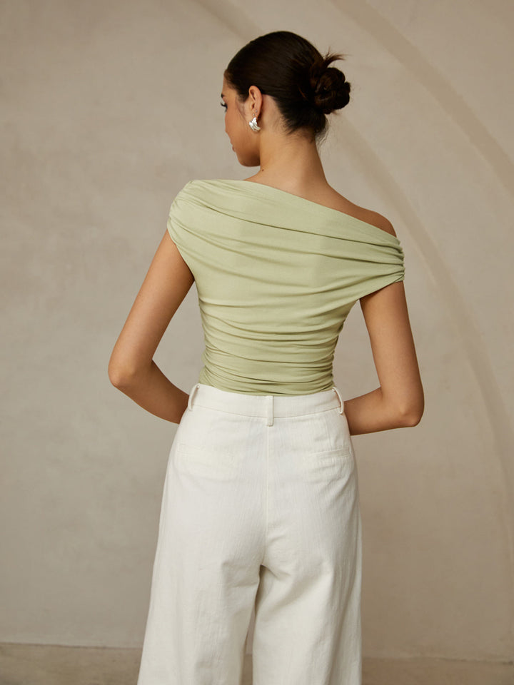 Elena – Mouwloze Rib Top Met Asymmetrische Halslijn