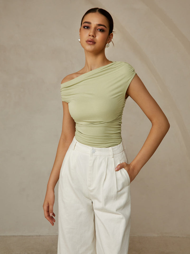 Elena – Mouwloze Rib Top Met Asymmetrische Halslijn