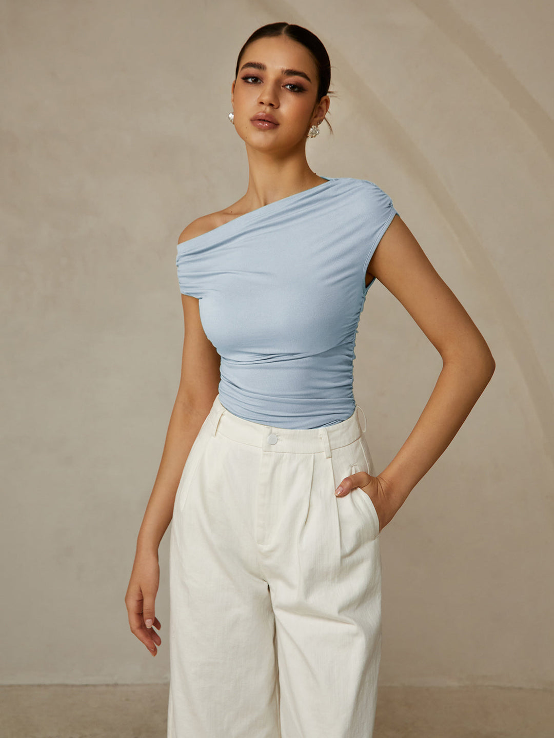Elena – Mouwloze Rib Top Met Asymmetrische Halslijn