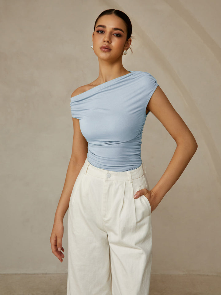 Elena – Mouwloze Rib Top Met Asymmetrische Halslijn
