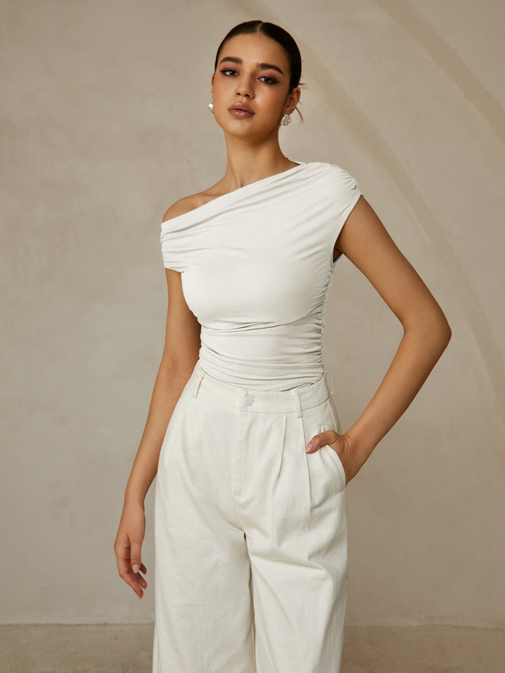 Elena – Mouwloze Rib Top Met Asymmetrische Halslijn