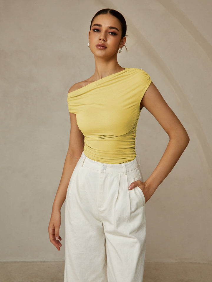 Elena – Mouwloze Rib Top Met Asymmetrische Halslijn
