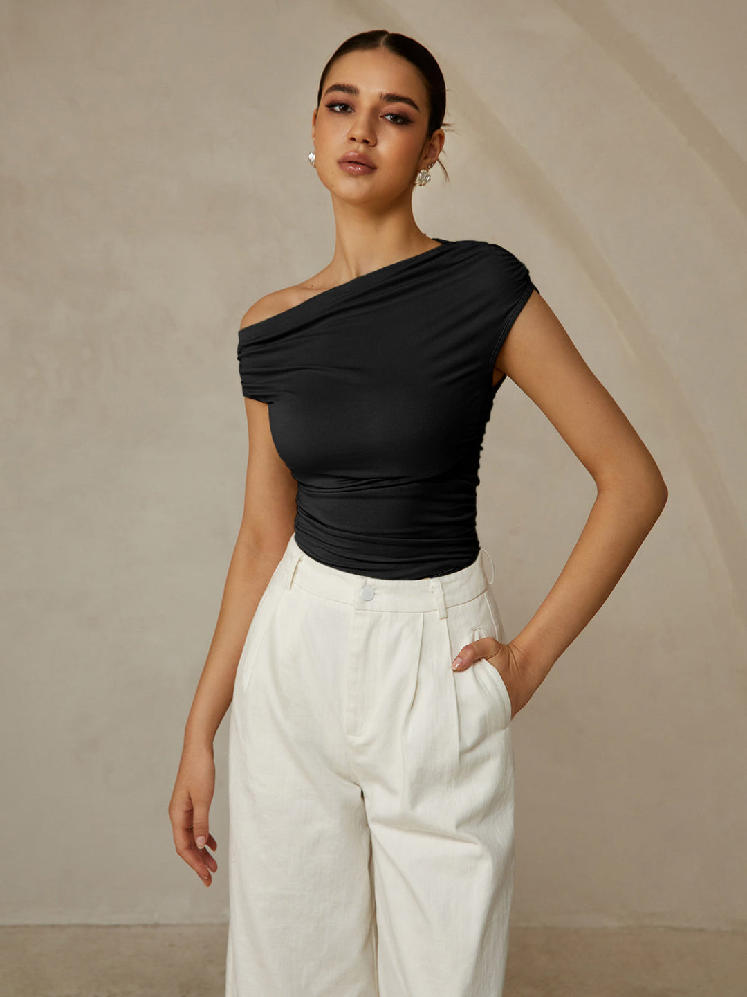 Elena – Mouwloze Rib Top Met Asymmetrische Halslijn