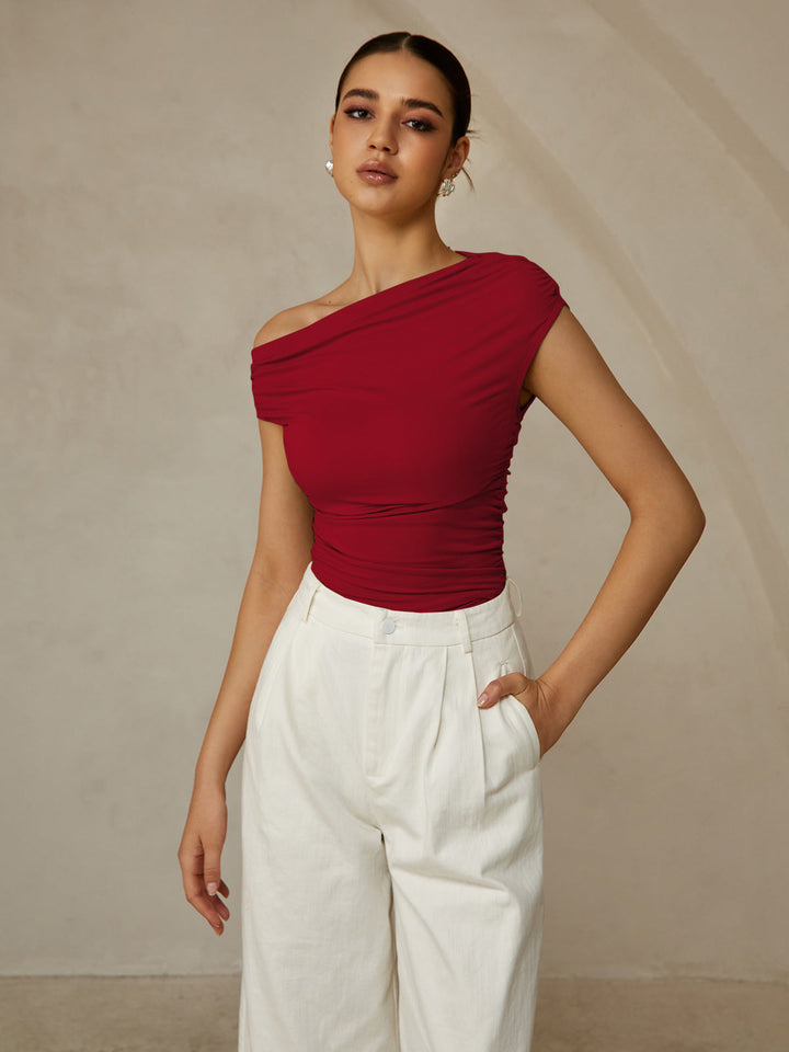 Elena – Mouwloze Rib Top Met Asymmetrische Halslijn