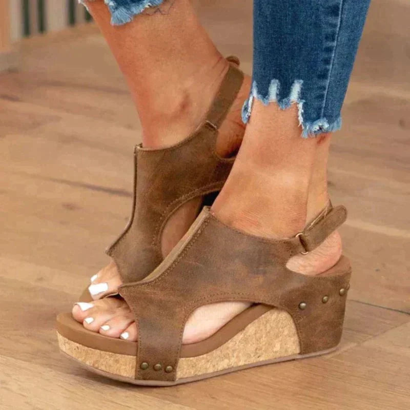 Dames sandalen met sleehak in zomerse elegante stijl
