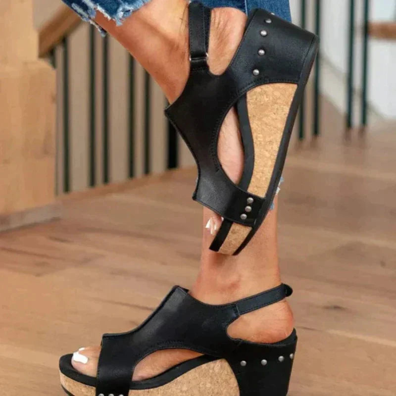 Dames sandalen met sleehak in zomerse elegante stijl