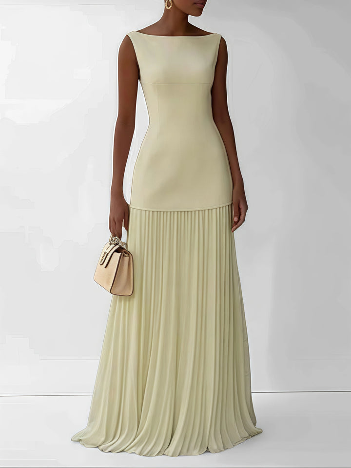 Luxe gele maxi jurk met plissé rok, gedragen door model bij Lenoriva