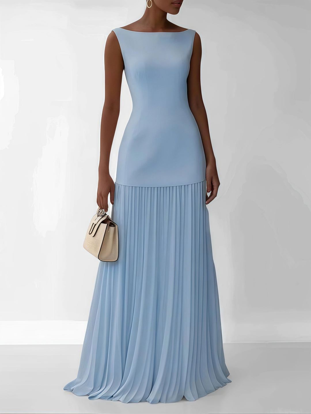 Luxe blauw maxi jurk met plissé rok, gedragen door model bij Lenoriva