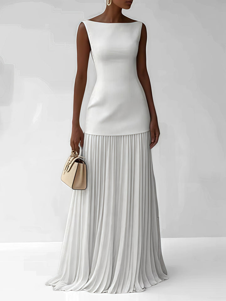 Luxe witte maxi jurk met plissé rok, gedragen door model bij Lenoriva