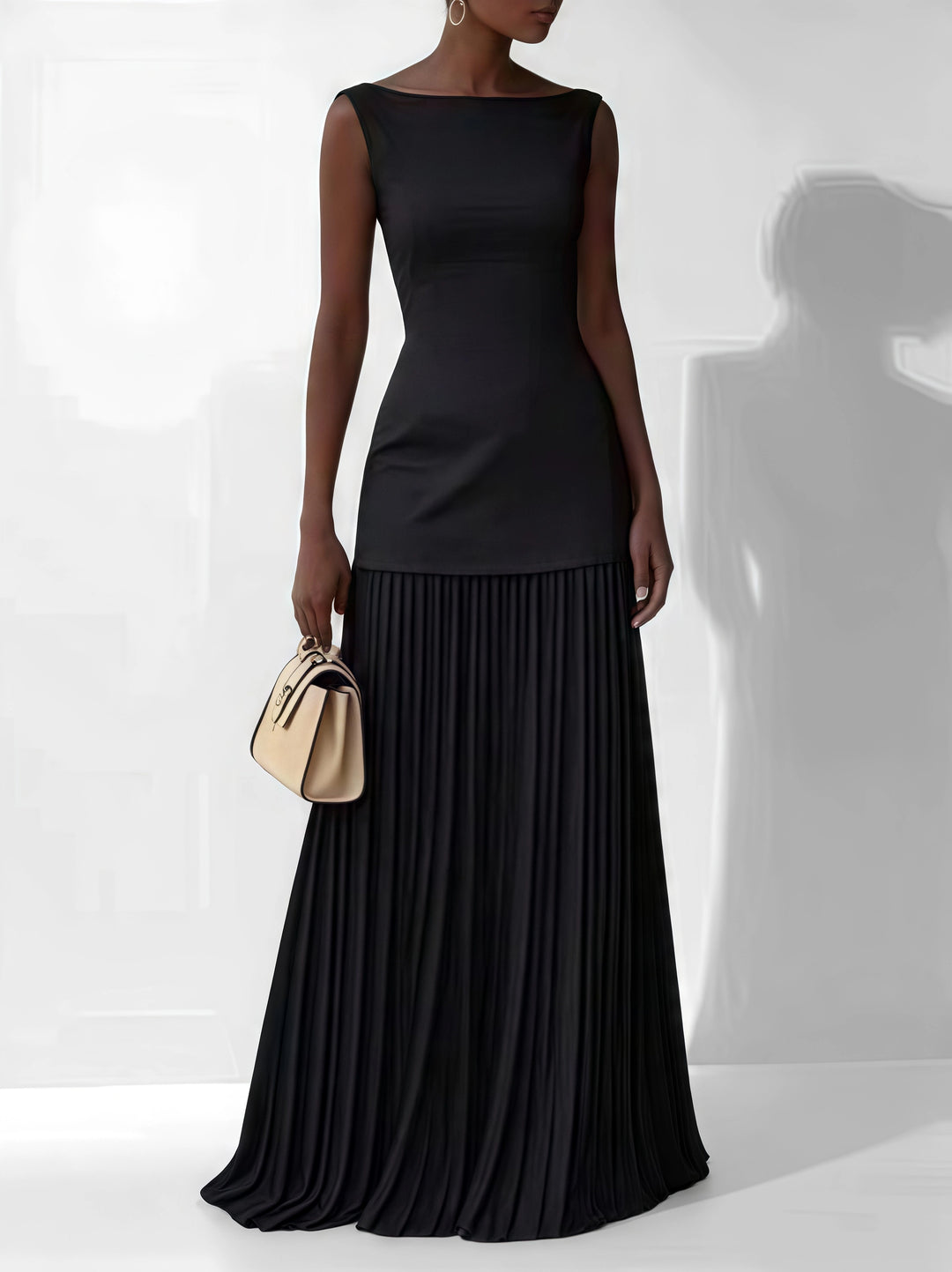 Luxe zwarte maxi jurk met plissé rok, gedragen door model bij Lenoriva