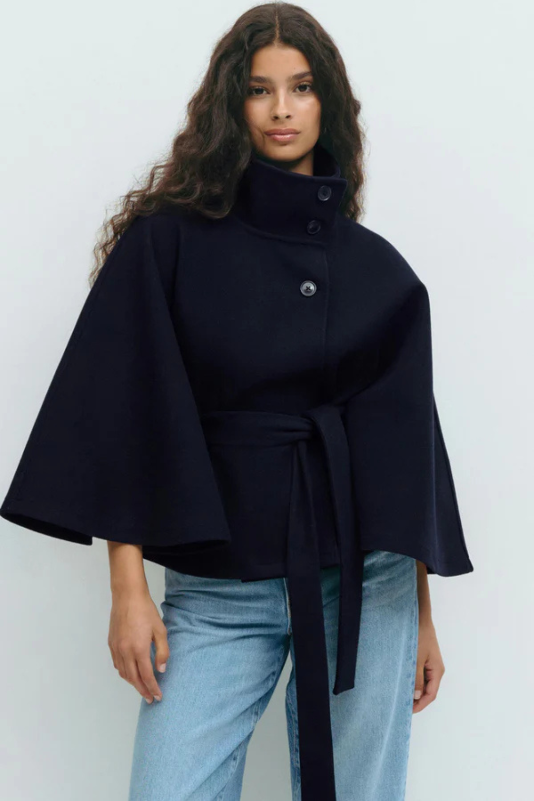 Elegante  damescapejas met wijde mouwen, hoge kraag en riem – stijlvolle winterjas voor een moderne en tijdloze look