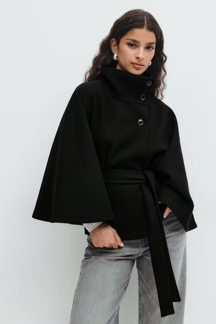 Elegante  damescapejas met wijde mouwen, hoge kraag en riem – stijlvolle winterjas voor een moderne en tijdloze look