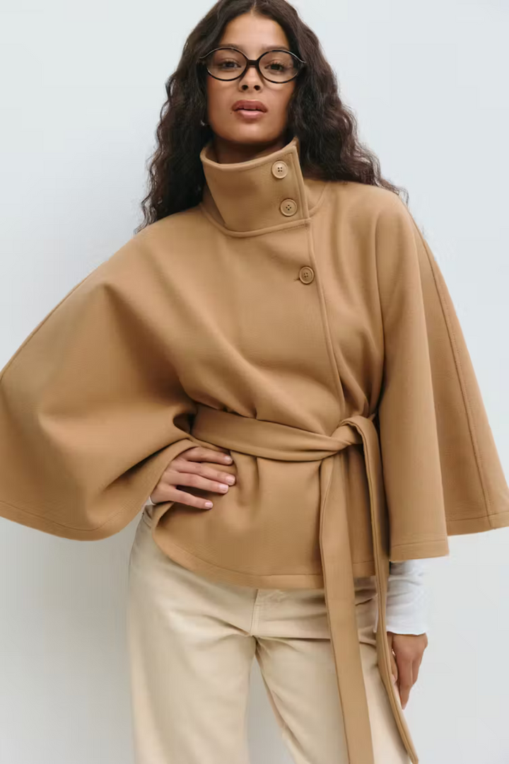 Elegante  damescapejas met wijde mouwen, hoge kraag en riem – stijlvolle winterjas voor een moderne en tijdloze look
