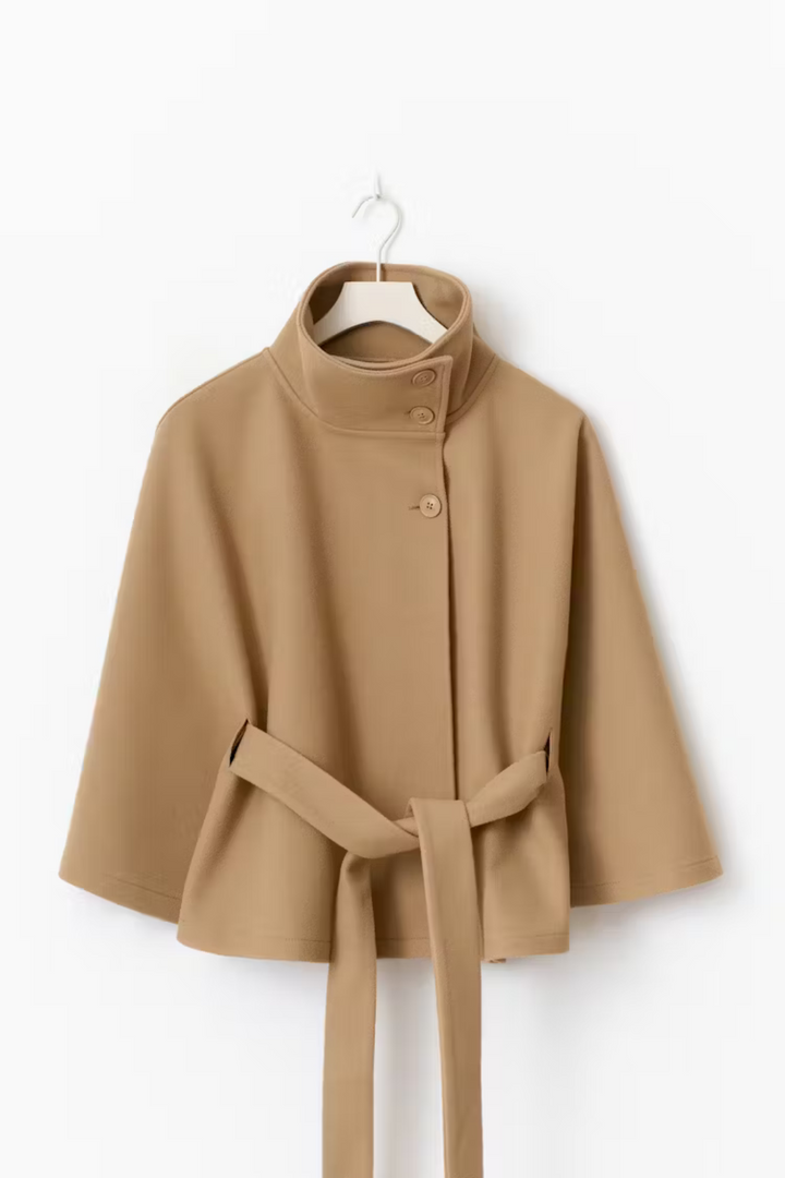 Elegante  damescapejas met wijde mouwen, hoge kraag en riem – stijlvolle winterjas voor een moderne en tijdloze look