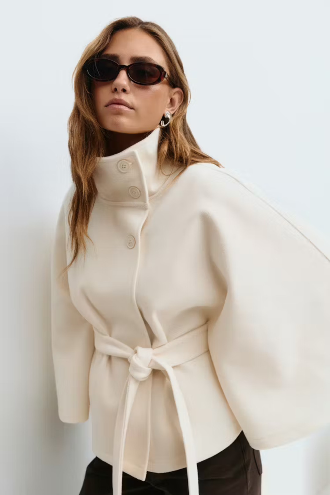 Elegante  damescapejas met wijde mouwen, hoge kraag en riem – stijlvolle winterjas voor een moderne en tijdloze look