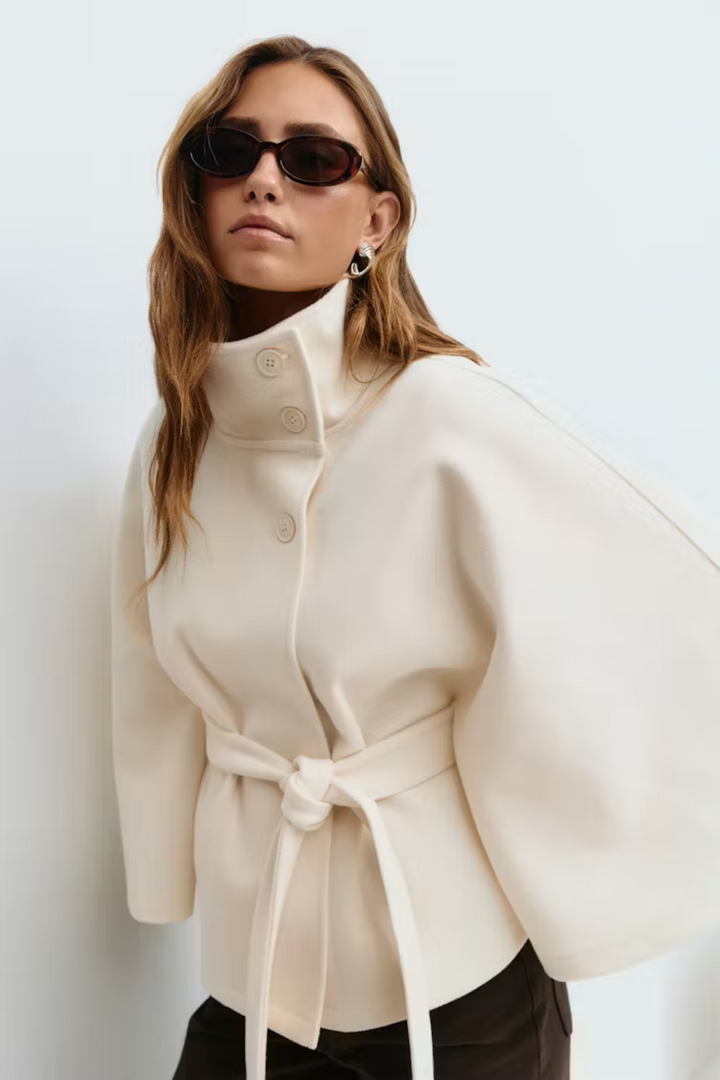 Elegante  damescapejas met wijde mouwen, hoge kraag en riem – stijlvolle winterjas voor een moderne en tijdloze look