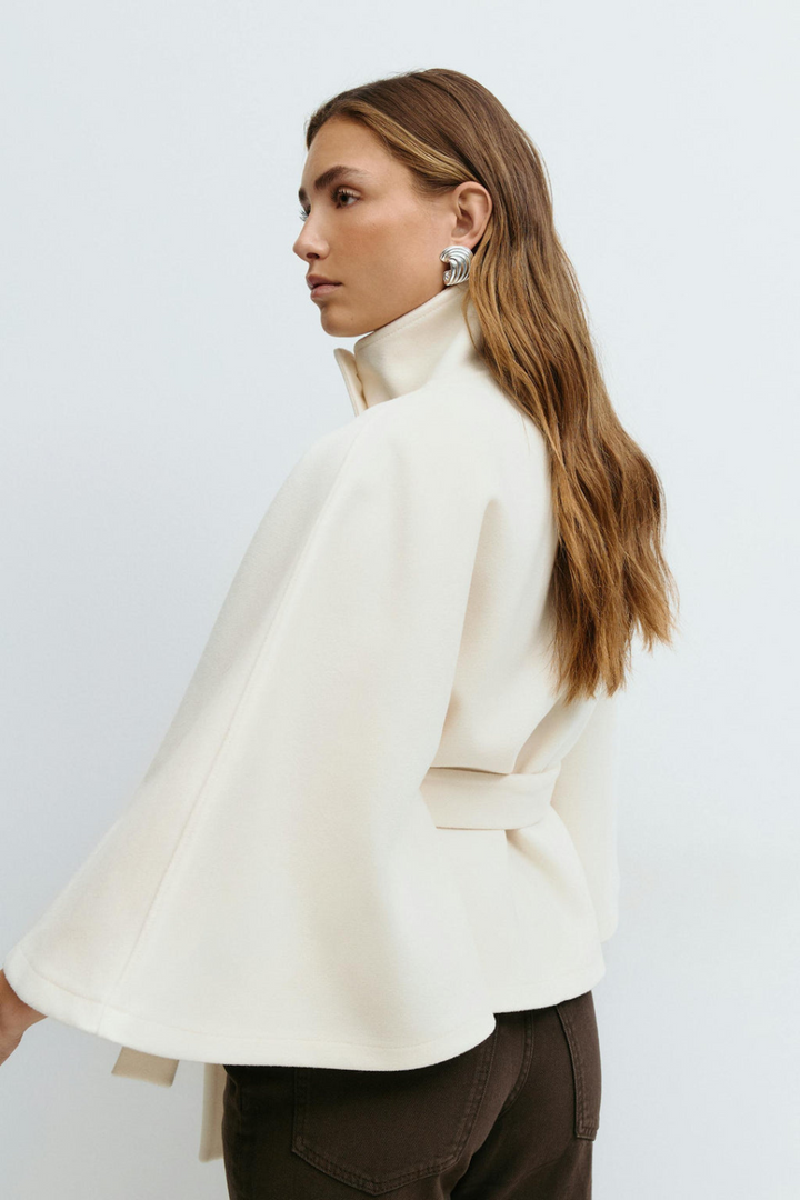 Elegante  damescapejas met wijde mouwen, hoge kraag en riem – stijlvolle winterjas voor een moderne en tijdloze look