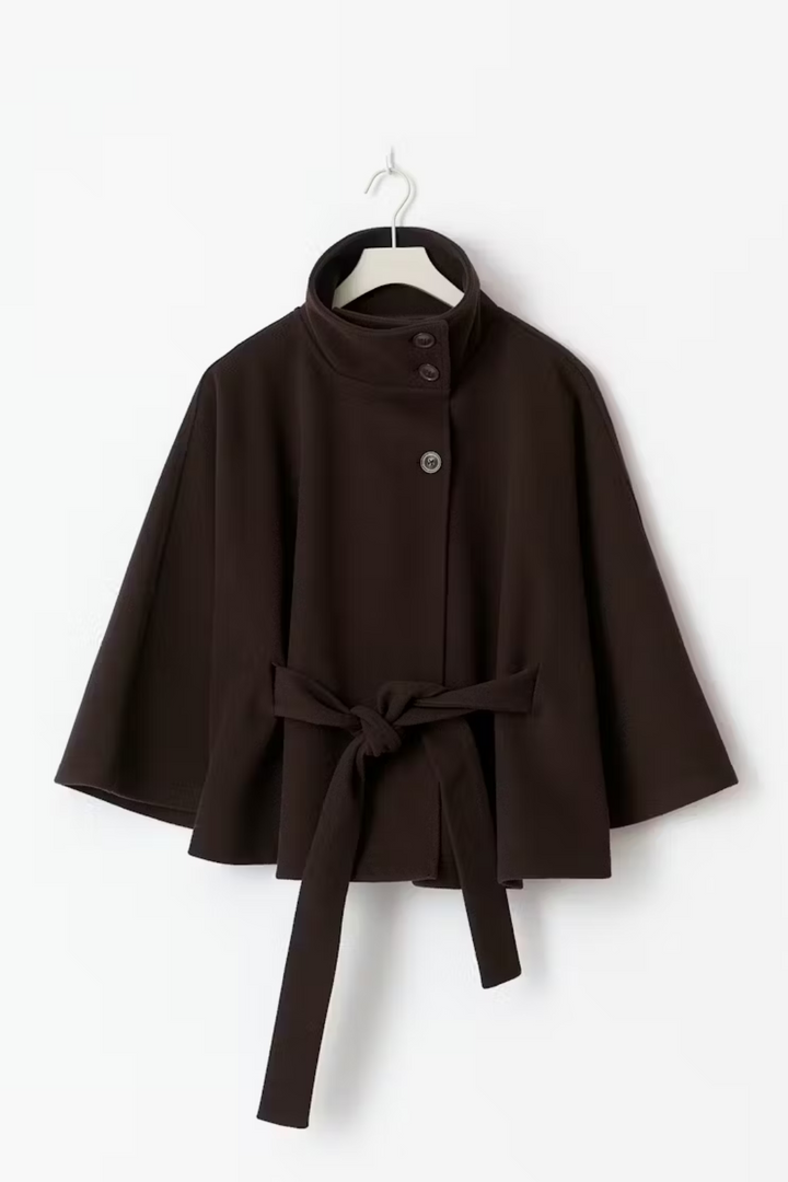 Elegante  damescapejas met wijde mouwen, hoge kraag en riem – stijlvolle winterjas voor een moderne en tijdloze look