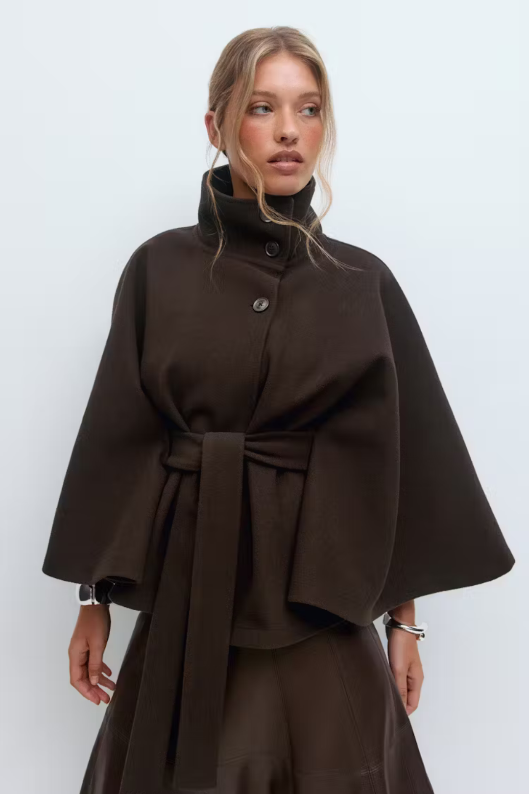 Elegante  damescapejas met wijde mouwen, hoge kraag en riem – stijlvolle winterjas voor een moderne en tijdloze look