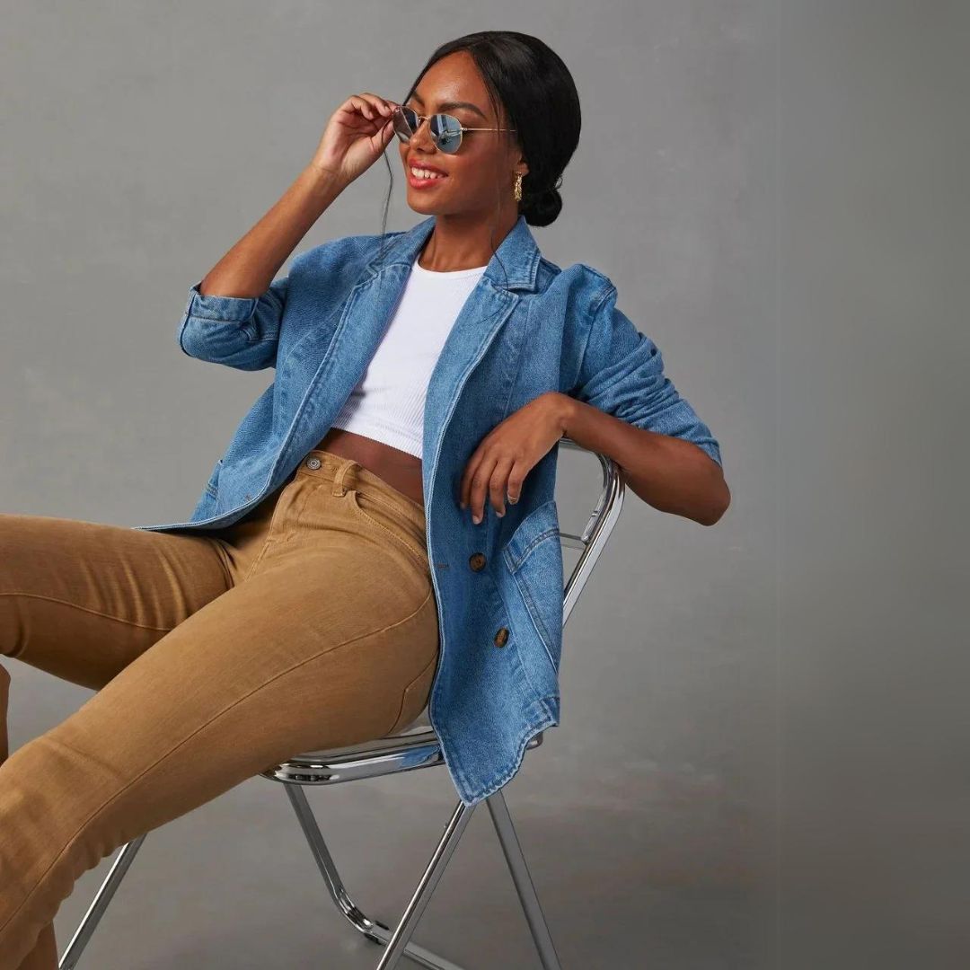 Elena – Denim Blazer met Zakdetails