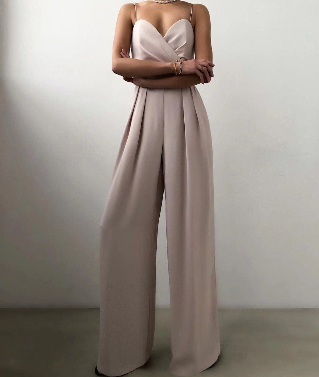 Dames jumpsuit met bandjes in strak en elegant design