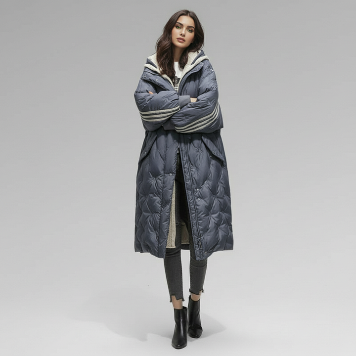 Warme dames pufferjas Femke met capuchon, waterafstotend en lichtgewicht ontwerp, ideaal voor koude dagen.