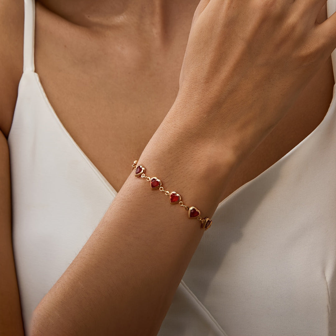 Chloé elegante rode hartjesbedelarmband voor dames van Lenoriva – romantische sieraden met luxe afwerking